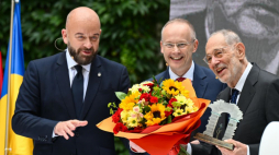 Prezydent Wrocławia Jacek Sutryk (L), dyrektor Zakładu Narodowego im. Ossolińskich Łukasz Kamiński (C) oraz uhonorowany nagrodą Jana Nowaka-Jeziorańskiego, były sekretarz generalny Sojuszu Północnoatlantyckiemu Javier Solana. Fot. PAP/M. Kulczyński