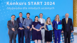 Przewodniczący Rady Fundacji na Rzecz Nauki Polskiej prof. Tomasz Guzik (L), prezes zarządu Fundacji na Rzecz Nauki Polskiej prof. Maciej Żylicz (P) oraz nagrodzeni: mgr Piotr Włodzimierz (4P), mgr Piotr Ostropolski-Nalewaja (3L), dr Anna Dobrowolska (4L), dr Justyna Kocik-Król (3P), mgr inż. Elżbieta Wątor (2P), dr inż. Erwin Wojtczak (2L) podczas uroczystości wręczenia stypendiów START. Warszawa, 08.06.2024. Fot. PAP/R. Guz
