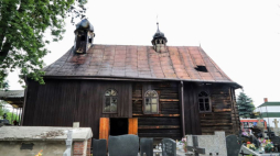 Częściowo spalony zabytkowy, drewniany kościół św. Heleny w Nowym Sączu. Fot. PAP/Art Service