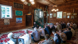 Wierni podczas islamskiego święta ofiarowania Kurban Bajram w meczecie w Kruszynianach. 2022 r. Fot. PAP/M. Zieliński