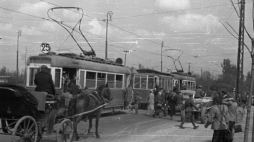 Tramwaj typu K, tzw. Berlinka. Warszawa, 1947 r. Fot. PAP/CAF 
