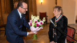 Wojewoda dolnośląski Maciej Awiżeń (L) oraz świętująca jubileusz 93. urodzin poetka i pisarka Urszula Kozioł (P) podczas uroczystości we Wrocławiu. Fot. PAP/M. Kulczyński
