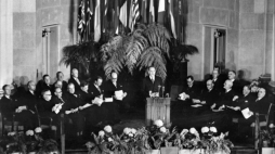 Zdjęcie z ceremonii podpisania dokumentów powołujących do życia Pakt Północnoatlantycki NATO w Waszyngtonie. 4 kwietnia 1949 r. Fot. PAP/EPA