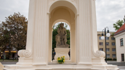 Kapliczka z rzeźbą Chrystusa Frasobliwego w Lublinie. Źródło: wikipedia.pl
