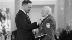 Antoni Zienkiewicz (P) odznaczony Krzyżem Kawalerskim Orderu Odrodzenia Polski przez prezydenta Andrzeja Dudę. Warszawa, 01.03.2017. Fot. PAP/B. Zborowski