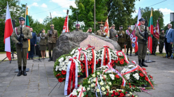 Uroczystości przed pomniku upamiętniającym aresztowanie Sztabu Wileńskiego Armii Krajowej przez NKWD w Boguszach. 06.07.2024. Fot. PAP/V. Doveiko