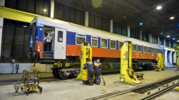 Dworzec kolejowy w Brześciu. Wymieniane są tu zespoły kołowe pociągów jadących z Polski na Wschód, gdzie tory są szersze o 8 cm: pracownicy kolei białoruskich podczas wymiany kół. Brześć, 2011 r. Fot. PAP/W. Pacewicz