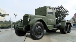 Wyrzutnia BM-8 na ciężarówce ZiS. Foto. Wikimedia.