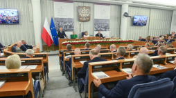 Prezydent Andrzej Duda (C-L) przemawia na sali obrad Senatu w Warszawie podczas uroczystego posiedzenia izby w ramach obchodów 35. rocznicy pierwszego posiedzenia odrodzonego Senatu. Fot. PAP/P. Nowak