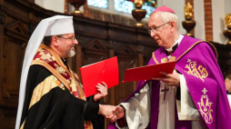 Kościelne obchody 80. rocznicy zbrodni wołyńskiej. Przewodniczący KEP abp Stanisław Gądecki (P) i zwierzchnik Ukraińskiego Kościoła Greckokatolickiego abp Światosław Szewczuk (L) podczas nabożeństwa Słowa w archikatedrze warszawskiej podpisali wspólne oświadczenie pt. "Przebaczenie i pojednanie". Warszawa, 07.07.2023. Fot. PAP/A. Lange