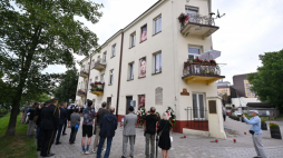 Zapalenie zniczy przy tabliczkach z nazwiskami ofiar pogromu na kamienicy przy ulicy Planty 7/9. Kielce, 04.07.2024. Fot. PAP/P. Polak