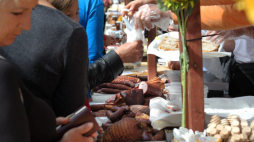 Kiermasz żywności naturalnej, tradycyjnej i regionalnej oraz finał konkursu „Smak Warmii Mazur i Powiśla“ na najlepszą regionalną potrawę 2013 roku. Fot. PAP/T. Waszczuk