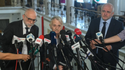 Przewodniczący Komisji spraw zagranicznych, poseł KO Paweł Kowal (P) i lider Tatarów Krymskich Mustafa Dżemilew (C) podczas konferencji prasowej w Sejmie w Warszawie. Fot. PAP/P. Nowak