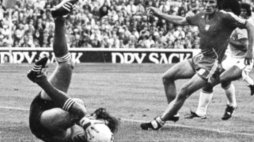 Mundial '74, mecz Polska - Brazylia: jedna z akcji meczu, tak bronił polskiej bramki Jan Tomaszewski. Fot. PAP/CAF/ADM/S. Jakubowski