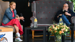 Minister edukacji Barbara Nowacka (L) oraz pisarz Irek Grin (P) podczas rozmowy „O lekturach szkolnych” w ramach Festiwalu Góry Literatury na Zamku Sarny w Ścinawce Górnej. Fot. PAP/M. Kulczyński