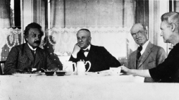 Laureaci Nagrody Nobla w dziedzinie fizyki: Albert Einstein, Robert Andrews Millikan (w środku), Maria Skłodowska-Curie w Genewie w latach dwudziestych. Fot. PAP gr PAP/Reprodukcja 