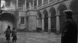 Kamienica Królewska na lwowskim Rynku, zbudowana w 1580 r. Nz. tzw. Włoskie Podwórko, trzykondygnacyjny arkadowy dziedziniec, 1956 r. PAP/Wiesław Prażuch