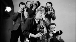 Zdjęcie wykonane przez Zdzisława Wdowińskiego w 1961 r. „W zawodzie fotoreportera pracują również kobiety. N/z: Danuta Rago” CAF/ Wdowiński