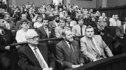 Lech Wałęsa i Bronisław Geremek na inauguracyjnym posiedzeniu Sejmu 4 lipcz 1989, fot. PAP/M. Szyperko
