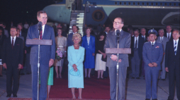 Wizyta prezydenta Stanów Zjednoczonych Ameryki Północnej George'a Busha 9 lipca 1989 r. Powitanie na lotnisku Okęcie. Fot. PAP/J. Bogacz
