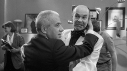 Realizacja komedii pt. „Obcy musi fruwać” w atelier Wytwórni Filmów Fabularnych we Wrocławiu.  Na zdjęciu Zbigniew Zapasiewicz jako krytyk Przywilej (L) i Edwin Petrykat jako reżyser niemiecki, 1992 r. PAP/Adam Hawałej 