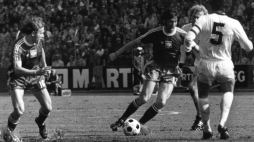 Napastnik Grzegorz Lato obserwujący walczącego o piłkę Kazimierza Deynę. Fot. PAP/CAF-Stanisław Jakubowski