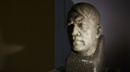 Rzeźba przedstawiająca głowę Adolfa Hitlera w Muzeum Narodowym w Gdańsku. Fot. PAP/A. Warżawa