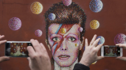 Mural w Brixton w Wielkiej Brytanii upamiętniający Davida Bowiego. Fot. PAP/EPA/W. Oliver