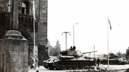 Zdjęcie wykonane w 1956 roku przez niemieckiego gościa targowego Petera Schaeffera, przekazane w 2017 r. do Muzeum Powstania Poznańskiego - Czerwiec 1956 w Poznaniu. Fot. PAP/J. Kaczmarczyk
