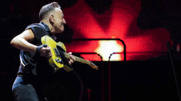 Bruce Springsteen podczas koncertu na Stadionie Olimpijskim w Barcelonie w 2023 r. Fot. PAP/ EPA/A. Garcia