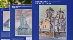 Plansze wystawy „Kościoły i kaplice na Wołyniu z obrazami Włodzimierza Sławosza Dębskiego”. Fot. PAP/W. Jargiło