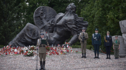 Uroczystości przed pomnikiem Polegli – Niepokonani na Cmentarzu Powstańców Warszawy na Woli, 2023 r. PAP/Marcin Obara
