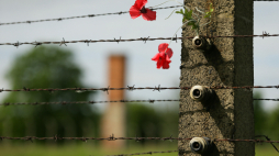 Ogrodzenie byłego niemieckiego obozu koncentracyjnego Auschwitz. Fot. PAP/J. Praszkiewicz
