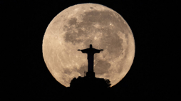 Wschód Księżyca nad Rio de Janeiro w maju 2024 r. Fot. PAP/EPA/A. Lacerda
