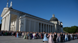 Maturzyści z działających w Wilnie polskich szkół tańczą poloneza na miejskim Placu Katedralnym. PAP/Valdemar Doveiko