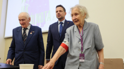 Prezydent Warszawy Rafał Trzaskowski, prezes Zarządu Głównego Światowego Związku Żołnierzy Armii Krajowej Janusz Komorowski i Halina Strzelecka. Fot. PAP/L. Szymański