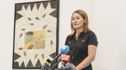 Dyrektor Muzeum Katarzyna Mieczkowska prezentuje obraz Włodzimierza Borowskiego „Dlaczego to zrobiłaś”. PAP/Karol Zienkiewicz