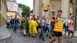 Uczestnicy 44. Przemyskiej Archidiecezjalnej Pieszej Pielgrzymki na Jasną Górę. Przemyśl, 04.07.2024. Fot. PAP/D. Delmanowicz