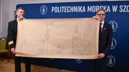 Prorektor ds. nauki PM Artur Bejger (L) i dyrektor Archiwum Państwowego w Szczecinie Krzysztof Kowalczyk (P) podczas uroczystości przekazania planów architektonicznych budynku przy Wałach Chrobrego w Szczecinie. Fot. PAP/M. Bielecki