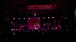Występ grupy muzycznej Noa & the Hell Drinkers na otwarciu 17. Suwałki Blues Festiwalu. Fot. PAP/A. Reszko