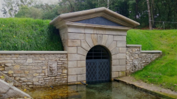 Portal wylotu Sztolni Głębokiej Fryderyk. Fot. Gabriel Wilk. Źródło: Wikimedia Commons