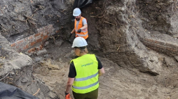 Prace przy budowie ciepłociągu w centrum Torunia. Archeolodzy dokonali kolejnych odkryć na budowie Europejskiego Centrum Filmowego Camerimage. 10.07.2024. Fot. PAP/T. Więcławski