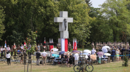 Uroczystość w Warszawie przy Pomniku Ofiar Ludobójstwa dokonanego przez nacjonalistów ukraińskich na obywatelach II Rzeczypospolitej Polskiej na terenie województw południowo-wschodnich w latach 1942–1947 w 81. rocznicę zbrodni wołyńskiej. Fot. PAP/R. Guz