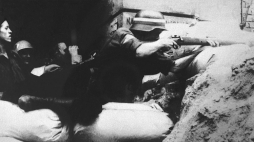 Powstańcza barykada z worków z piaskiem. Fot. PAP/Reprodukcja