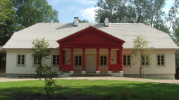 XVII-wieczny dwór w Krasnogrudzie leży tuż przy granicy polsko-litewskiej, w starym parku, nad jeziorem Hołny. Przed wojną był własnością rodziny Czesława Miłosza ze strony matki. /Źródło: wikipedia