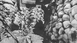 Barykada w Alejach Jerozolimskich. Fot. Edward Serwański "Życie w powstańczej Warszawie. Sierpień-wrzesień 1944" Warszawa 1965.