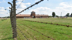 B. niemiecki obóz zagłady Auschwitz II-Birkenau. Fot. PAP/J. Bednarczyk