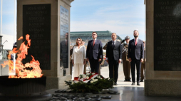 Prezydent RP Andrzej Duda (2P), marszałek Senatu Małgorzata Kidawa-Błońska (L), wicepremier, minister obrony narodowej Władysław Kosiniak-Kamysz (P) i marszałek Sejmu Szymon Hołownia (2L) na uroczystej zmianie posterunku honorowego przed Grobem Nieznanego Żołnierza. Warszawa, 15.08.2024. Fot. PAP/P. Supernak