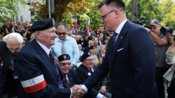 Obchody 80. rocznicy wybuchu powstania warszawskiego: marszałek Sejmu Szymon Hołownia (P) i prezes Zarządu Głównego Światowego Związku Żołnierzy Armii Krajowej Janusz Komorowski (L) na uroczystości przy Pomniku Polskiego Państwa Podziemnego i Armii Krajowej w Warszawie. Fot. PAP/P. Supernak