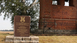 Obelisk upamiętniający kaprala Piotra Konieczkę w Jeziorkach koło Piły. Fot. PAP/B. Borowiak